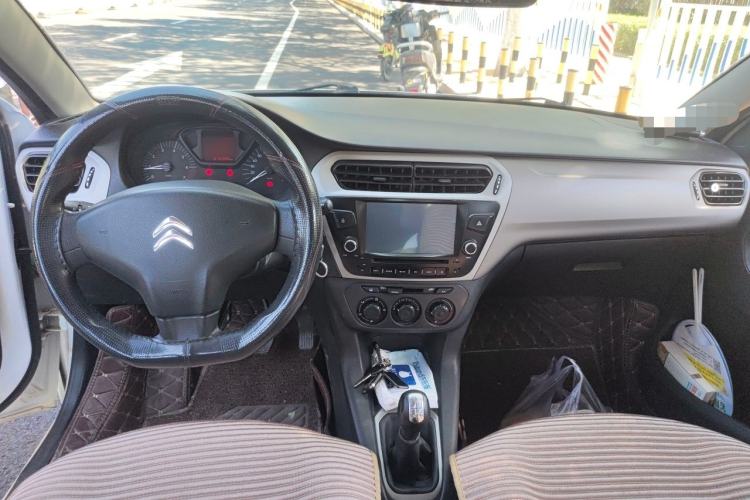 Used Citroen Elysee 2015 Zhishang Edition 1.6L Manual Fashion Model Center Console