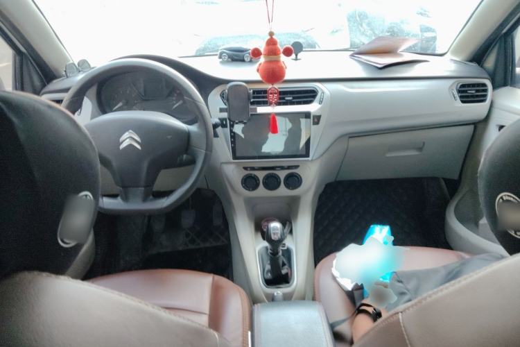 Used Citroen Elysee 2015 Zhishang Edition 1.6L Manual Fashion Model Center Console