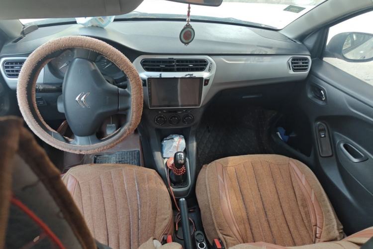Used Citroen Elysee 2015 Zhishang Edition 1.6L Manual Fashion Model Center Console