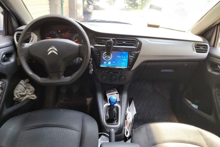 Used Citroen Elysee 2015 Zhishang Edition 1.6L Manual Fashion Model Center Console
