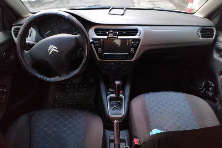 Used Citroen Elysee 2015 Qishang Edition 1.6L Automatic Fashion Model Center Console