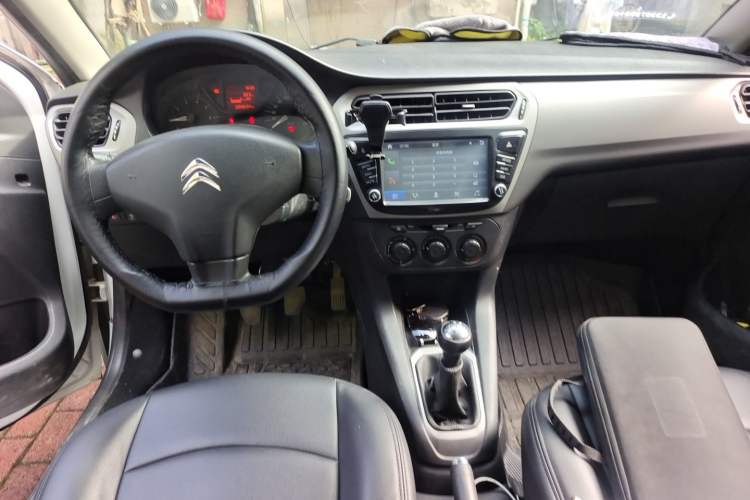 Used Citroen Elysee 2015 Zhishang Edition 1.6L Manual Fashion Model Center Console
