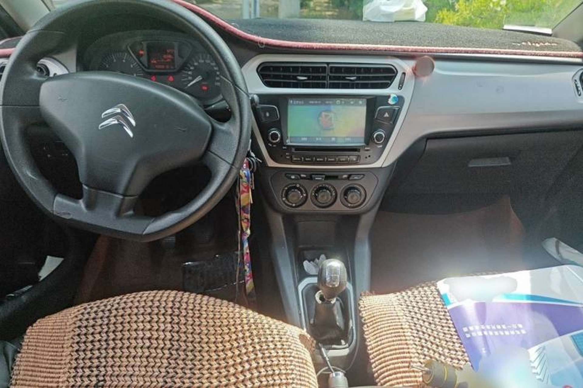 Used Citroen Elysee 2015 Zhishang Edition 1.6L Manual Fashion Model Center Console