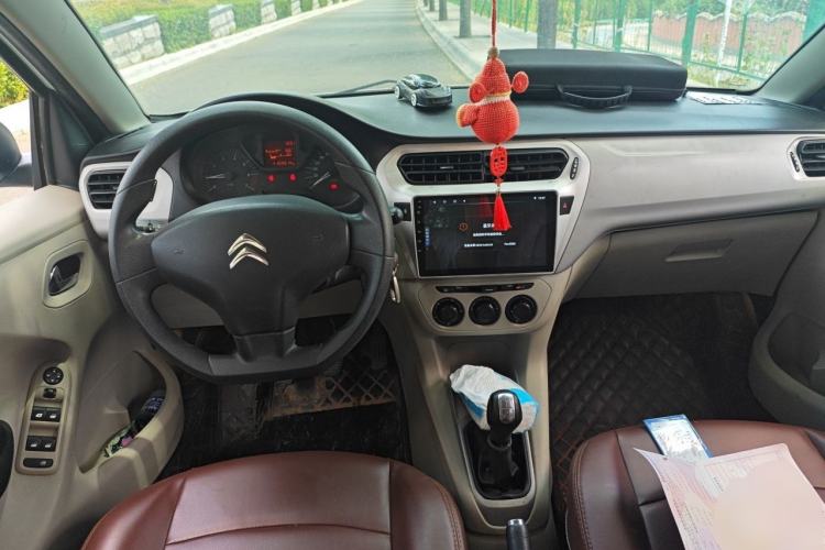 Used Citroen Elysee 2015 Zhishang Edition 1.6L Manual Fashion Model Center Console