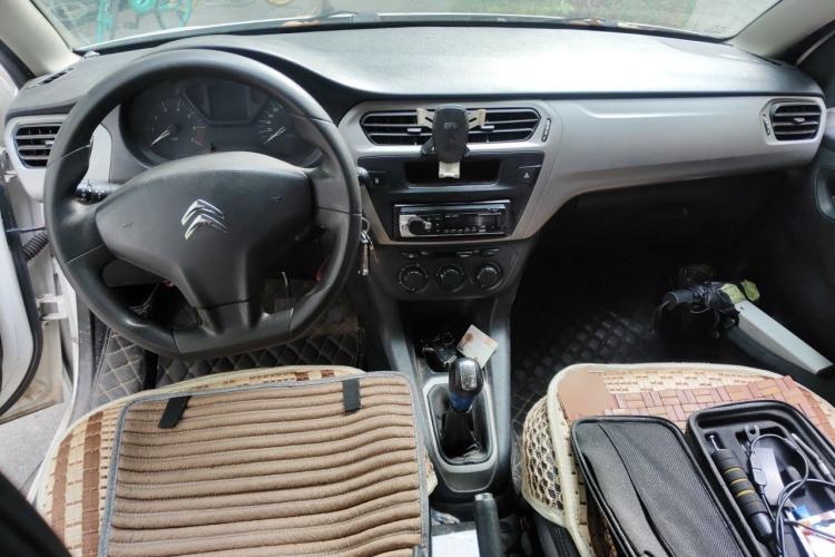 Used Citroen Elysee 2015 Zhishang Edition 1.6L Manual Fashion Model Center Console