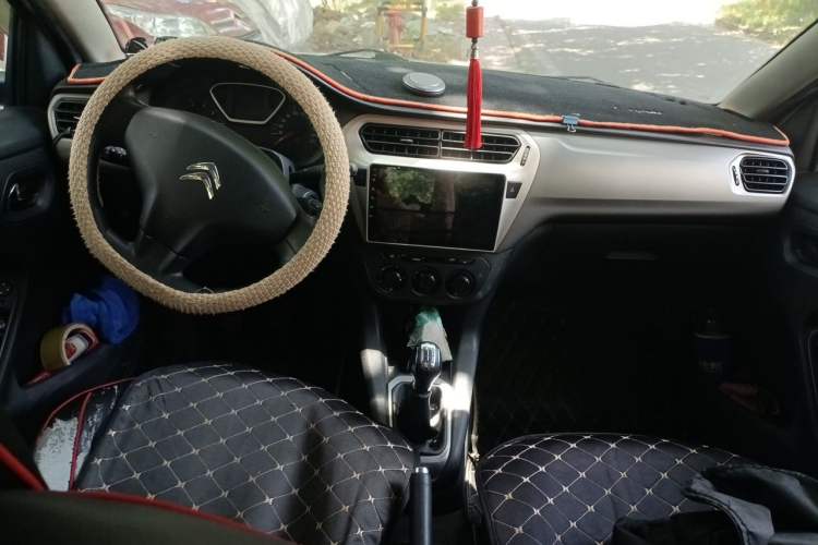 Used Citroen Elysee 2015 ZhiShang Edition 1.6L Manual Comfort Model Center Console