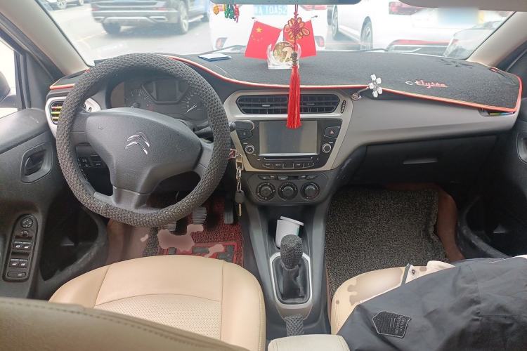 Used Citroen Elysee 2015 Zhishang Edition 1.6L Manual Fashion Model Center Console