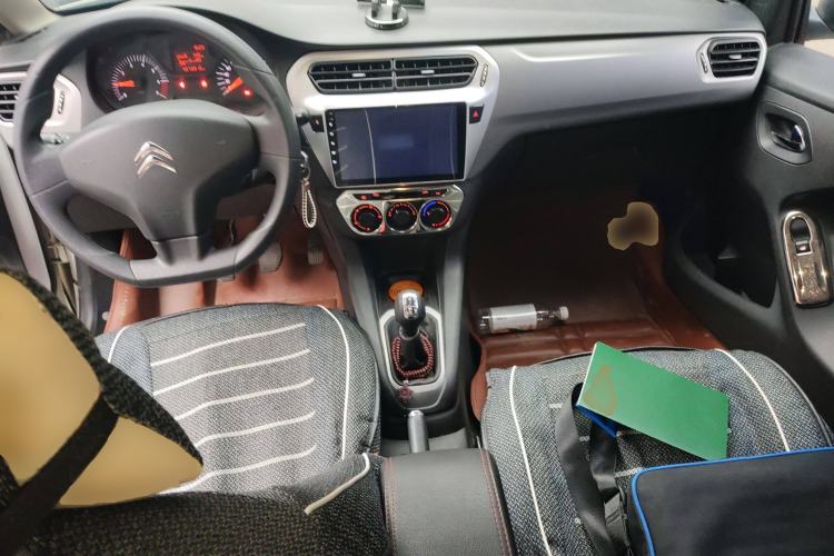 Used Citroen Elysee 2015 Zhishang Edition 1.6L Manual Fashion Model Center Console