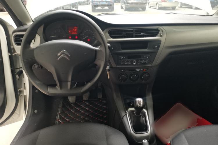 Used Citroen Elysee 2015 Zhishang Edition 1.6L Manual Fashion Model Center Console