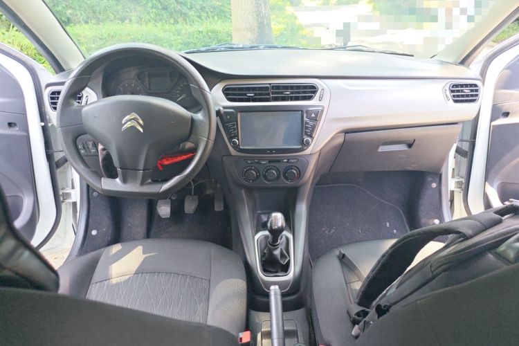Used Citroen Elysee 2015 Zhishang Edition 1.6L Manual Fashion Model Center Console