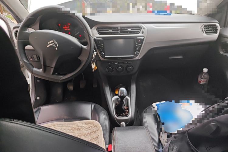 Used Citroen Elysee 2015 Zhishang Edition 1.6L Manual Fashion Model Center Console