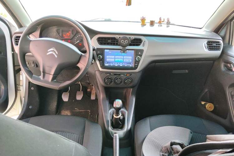 Used Citroen Elysee 2015 Zhishang Edition 1.6L Manual Fashion Model Center Console