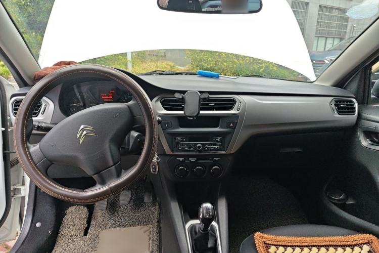 Used Citroen Elysee 2015 Zhishang Edition 1.6L Manual Fashion Model Center Console
