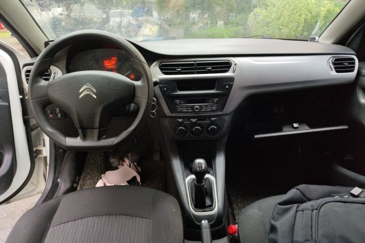 Used Citroen Elysee 2015 Zhishang Edition 1.6L Manual Fashion Model Center Console