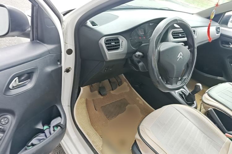 Used Citroen Elysee 2015 Zhishang Edition 1.6L Manual Fashion Model Driver Seat