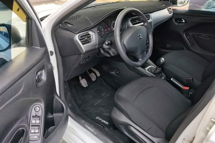 Used Citroen Elysee 2015 Zhishang Edition 1.6L Manual Fashion Model Driver Seat