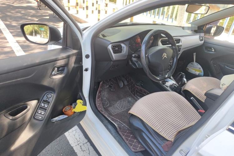 Used Citroen Elysee 2015 Zhishang Edition 1.6L Manual Fashion Model Driver Seat