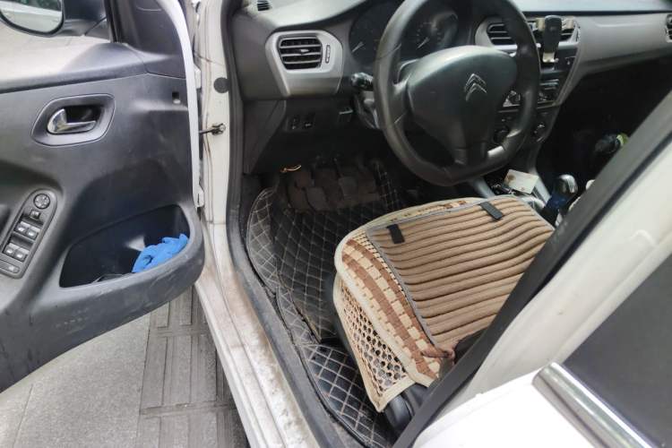 Used Citroen Elysee 2015 Zhishang Edition 1.6L Manual Fashion Model Driver Seat