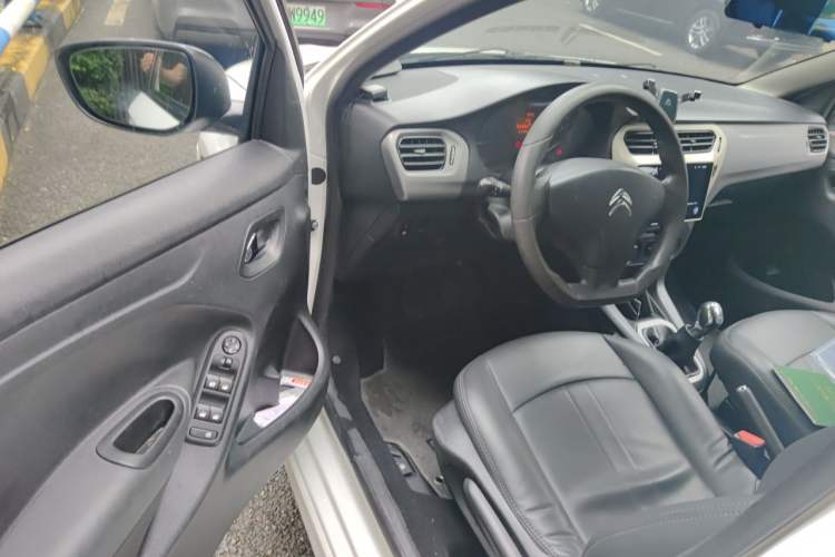 Used Citroen Elysee 2015 Zhishang Edition 1.6L Manual Fashion Model Driver Seat