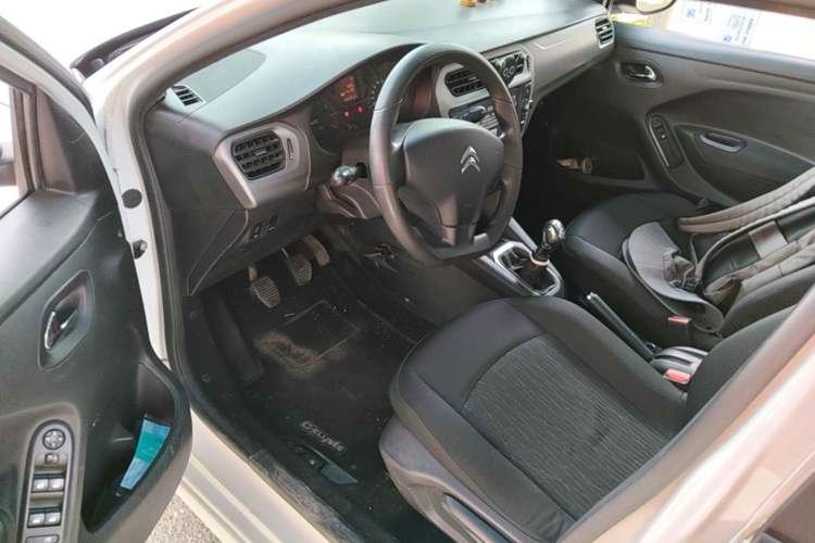 Used Citroen Elysee 2015 Zhishang Edition 1.6L Manual Fashion Model Driver Seat