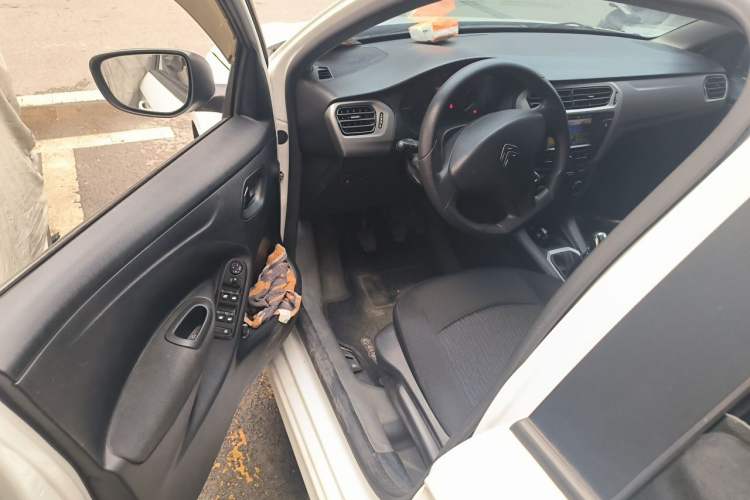 Used Citroen Elysee 2015 Zhishang Edition 1.6L Manual Fashion Model Driver Seat