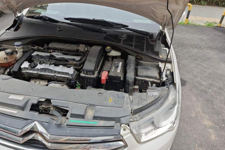 Used Citroen Elysee 2015 Zhishang Edition 1.6L Manual Fashion Model Engine Bay Left