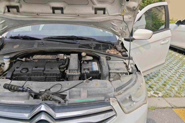 Used Citroen Elysee 2015 Zhishang Edition 1.6L Manual Fashion Model Engine Bay Left