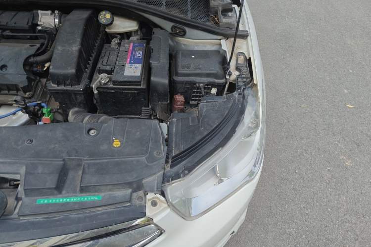 Used Citroen Elysee 2015 Zhishang Edition 1.6L Manual Fashion Model Engine Bay Left