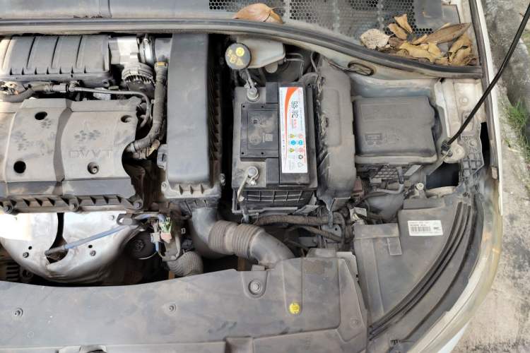 Used Citroen Elysee 2015 Zhishang Edition 1.6L Manual Fashion Model Engine Bay Left
