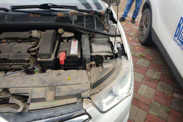 Used Citroen Elysee 2015 Zhishang Edition 1.6L Manual Fashion Model Engine Bay Left