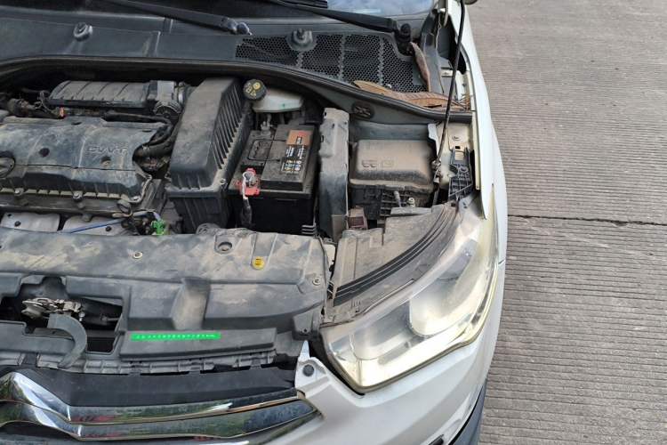 Used Citroen Elysee 2015 Zhishang Edition 1.6L Manual Fashion Model Engine Bay Left