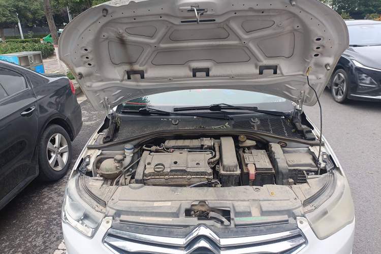 Used Citroen Elysee 2015 Zhishang Edition 1.6L Manual Fashion Model Engine Bay