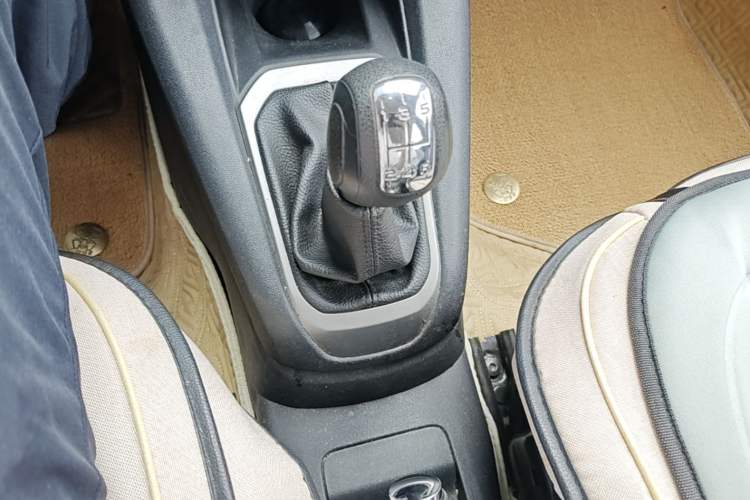 Used Citroen Elysee 2015 Zhishang Edition 1.6L Manual Fashion Model Gear Lever