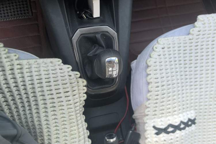 Used Citroen Elysee 2015 Zhishang Edition 1.6L Manual Fashion Model Gear Lever