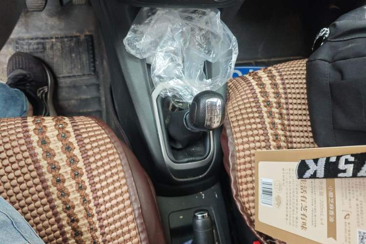 Used Citroen Elysee 2015 Zhishang Edition 1.6L Manual Fashion Model Gear Lever