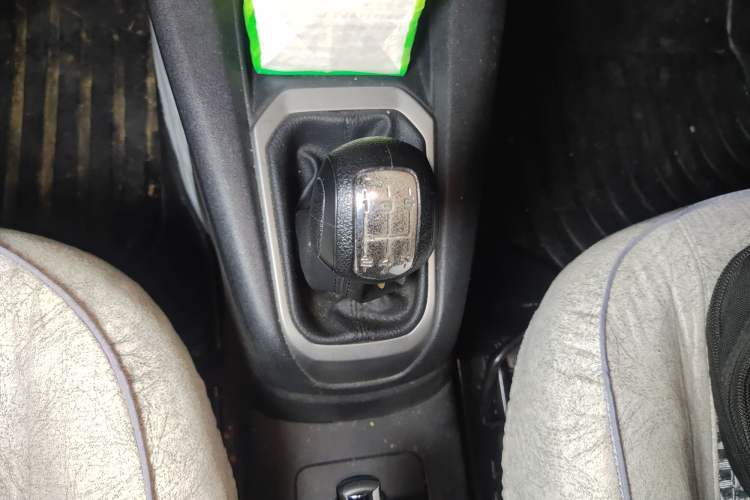 Used Citroen Elysee 2015 Zhishang Edition 1.6L Manual Fashion Model Gear Lever