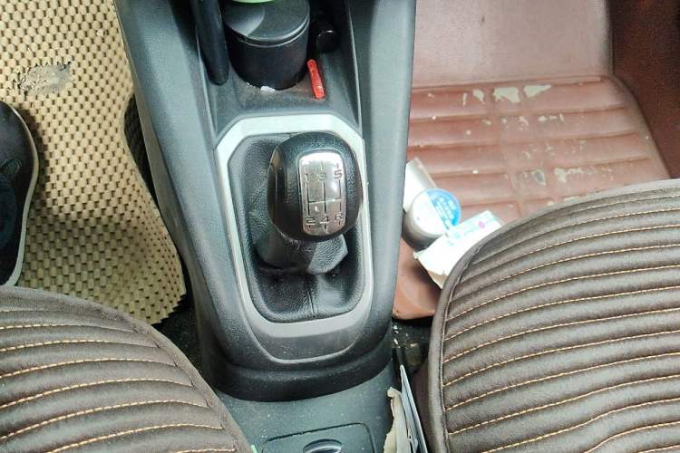 Used Citroen Elysee 2015 Zhishang Edition 1.6L Manual Fashion Model Gear Lever