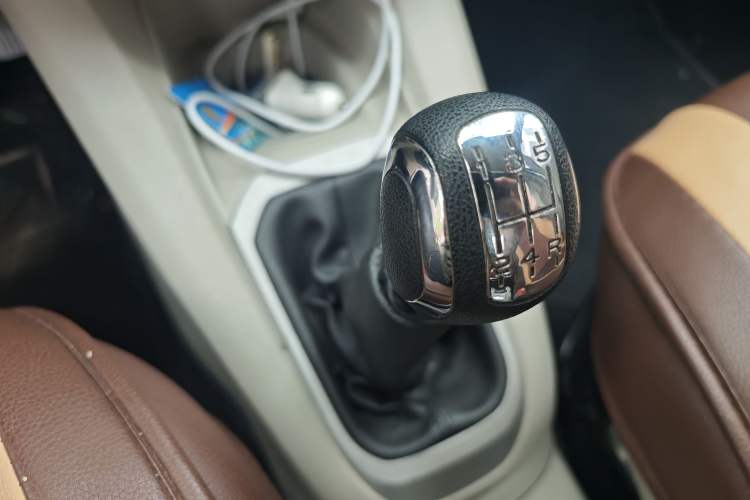 Used Citroen Elysee 2015 Zhishang Edition 1.6L Manual Fashion Model Gear Lever