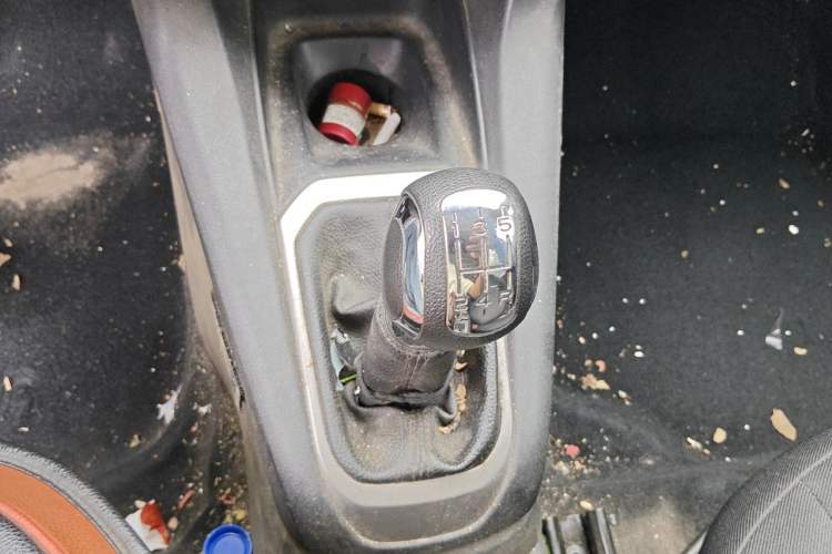 Used Citroen Elysee 2015 Zhishang Edition 1.6L Manual Fashion Model Gear Lever