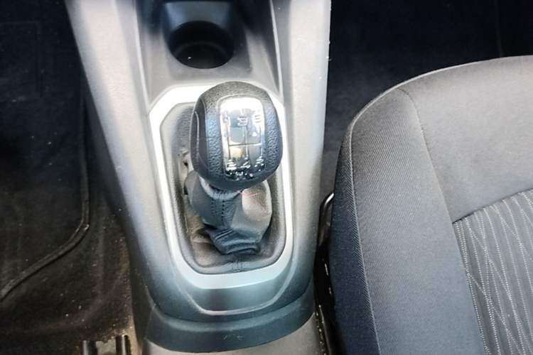 Used Citroen Elysee 2015 Zhishang Edition 1.6L Manual Fashion Model Gear Lever