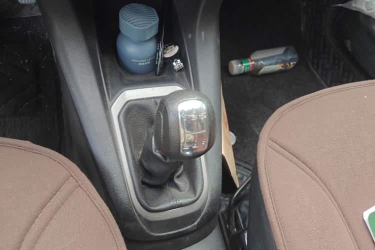 Used Citroen Elysee 2015 Zhishang Edition 1.6L Manual Fashion Model Gear Lever