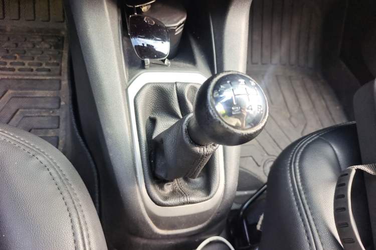 Used Citroen Elysee 2015 Zhishang Edition 1.6L Manual Fashion Model Gear Lever