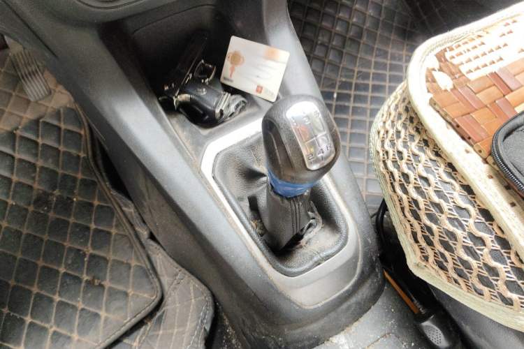 Used Citroen Elysee 2015 Zhishang Edition 1.6L Manual Fashion Model Gear Lever