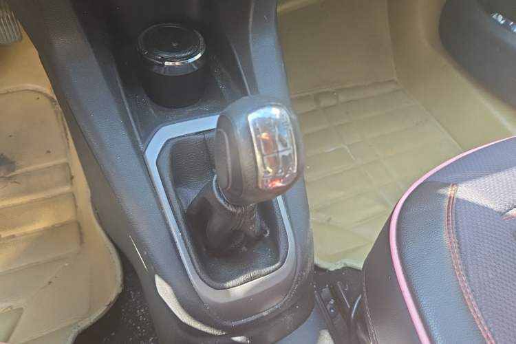 Used Citroen Elysee 2015 Zhishang Edition 1.6L Manual Fashion Model Gear Lever