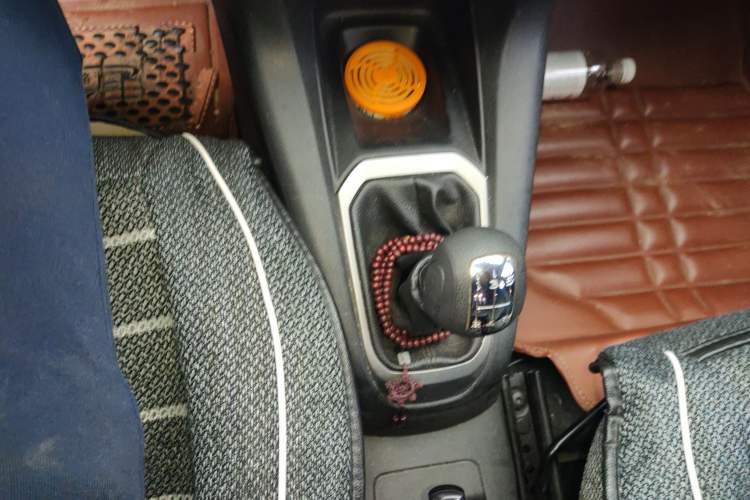 Used Citroen Elysee 2015 Zhishang Edition 1.6L Manual Fashion Model Gear Lever