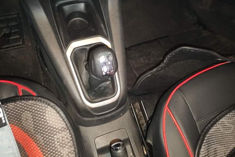 Used Citroen Elysee 2015 Zhishang Edition 1.6L Manual Fashion Model Gear Lever