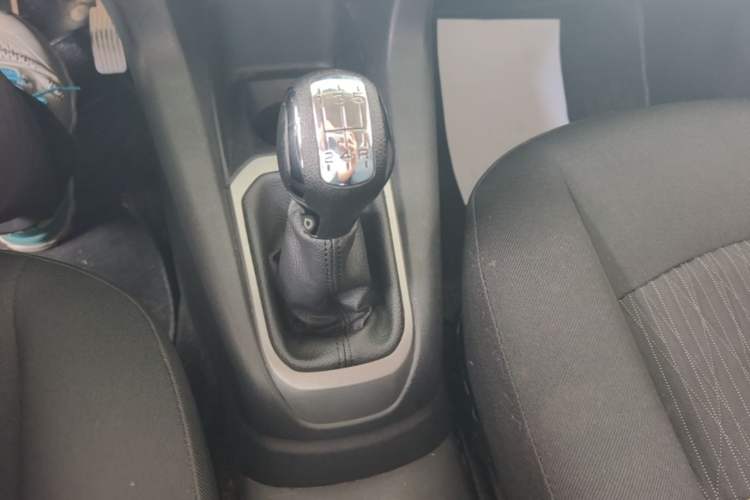 Used Citroen Elysee 2015 Zhishang Edition 1.6L Manual Fashion Model Gear Lever