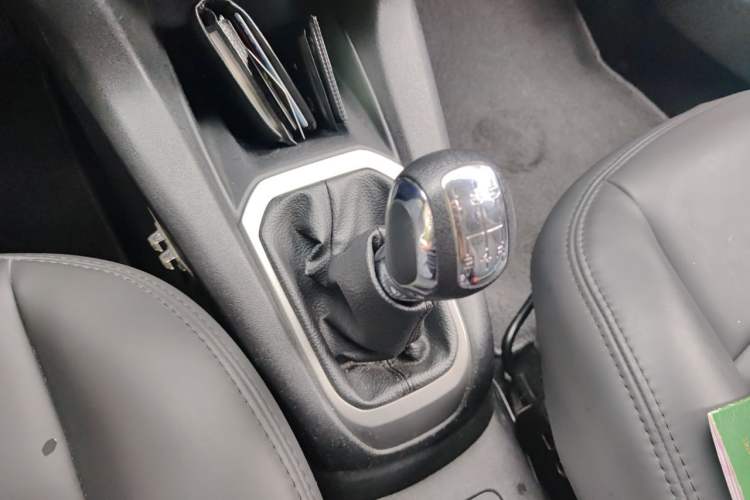 Used Citroen Elysee 2015 Zhishang Edition 1.6L Manual Fashion Model Gear Lever
