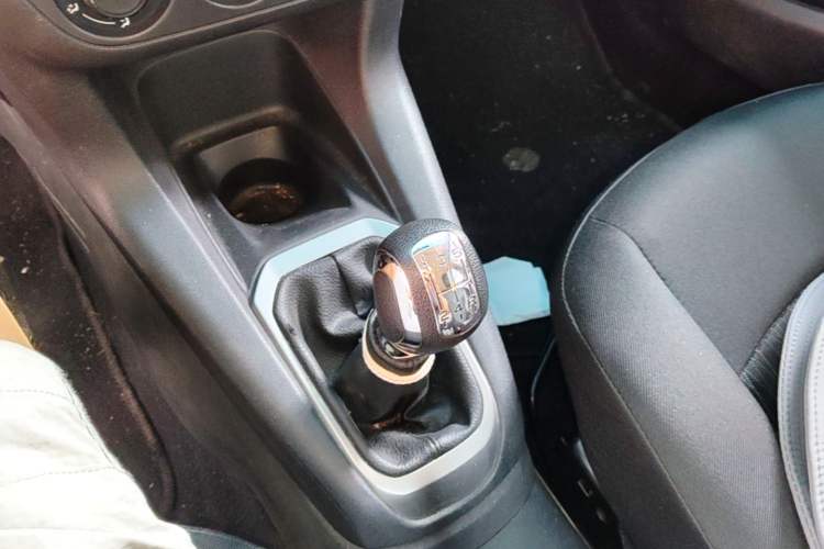 Used Citroen Elysee 2015 Zhishang Edition 1.6L Manual Fashion Model Gear Lever
