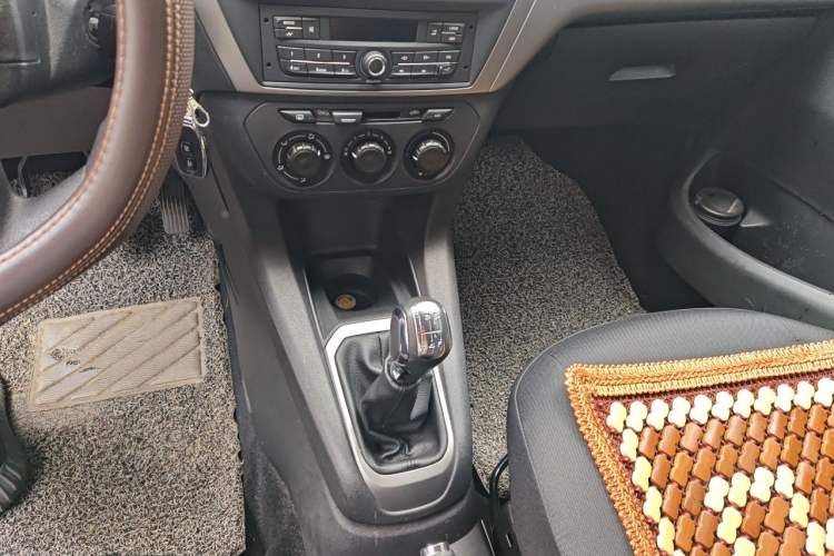 Used Citroen Elysee 2015 Zhishang Edition 1.6L Manual Fashion Model Gear Lever